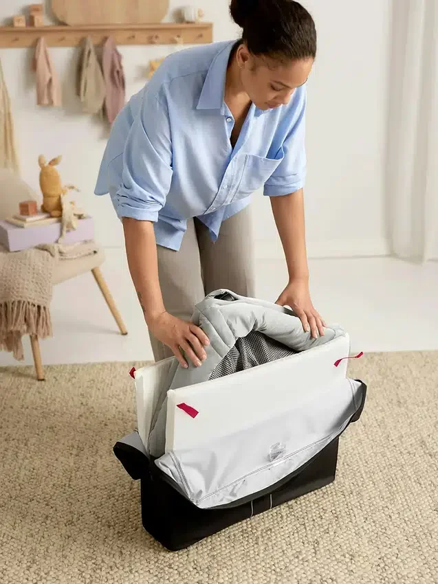 Babybjorn Travel Crib Light and Fitted Sheet Bundle Pack